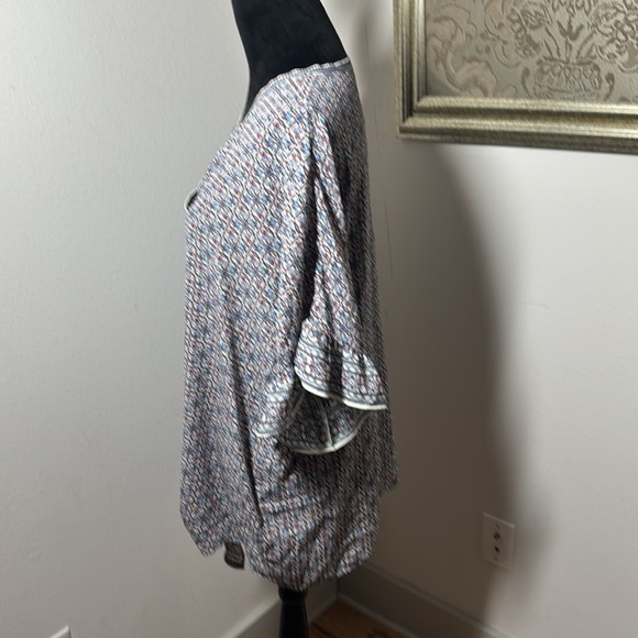 Max Studio blue print v cleavage lightweight ruffle short sleeves tie front top - Picture 2 of 8